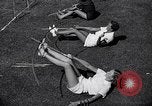 Immagine di Le ragazze di tiro con l'arco Los Angeles California USA, 1937, secondo 26 filmato di repertorio 65675041450