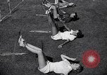 Immagine di Le ragazze di tiro con l'arco Los Angeles California USA, 1937, secondo 28 filmato di repertorio 65675041450