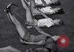 Immagine di Le ragazze di tiro con l'arco Los Angeles California USA, 1937, secondo 36 filmato di repertorio 65675041450