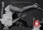 Immagine di Le ragazze di tiro con l'arco Los Angeles California USA, 1937, secondo 43 filmato di repertorio 65675041450