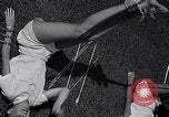 Immagine di Le ragazze di tiro con l'arco Los Angeles California USA, 1937, secondo 44 filmato di repertorio 65675041450