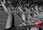 Immagine di Le ragazze di tiro con l'arco Los Angeles California USA, 1937, secondo 48 filmato di repertorio 65675041450