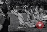 Immagine di Le ragazze di tiro con l'arco Los Angeles California USA, 1937, secondo 51 filmato di repertorio 65675041450