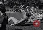 Immagine di Le ragazze di tiro con l'arco Los Angeles California USA, 1937, secondo 52 filmato di repertorio 65675041450