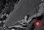 Immagine di Le ragazze di tiro con l'arco Los Angeles California USA, 1937, secondo 57 filmato di repertorio 65675041450