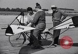 Immagine di Progettato bicicletta Van Nuys California USA, 1937, secondo 34 filmato di repertorio 65675041454