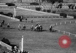 Standbild lady Jockeys Frankreich, 1961, aus Sekunde 29 historischem Filmmaterial Videoclip 65675041461