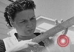 Standbild Louella Gallagher Messerwerfen Stunt Austin Texas USA, 1950, aus Sekunde 4 historischem Filmmaterial Videoclip 65675041468