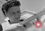 Standbild Louella Gallagher Messerwerfen Stunt Austin Texas USA, 1950, aus Sekunde 5 historischem Filmmaterial Videoclip 65675041468