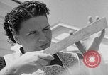 Standbild Louella Gallagher Messerwerfen Stunt Austin Texas USA, 1950, aus Sekunde 6 historischem Filmmaterial Videoclip 65675041468