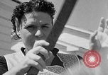 Standbild Louella Gallagher Messerwerfen Stunt Austin Texas USA, 1950, aus Sekunde 7 historischem Filmmaterial Videoclip 65675041468