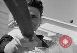 Standbild Louella Gallagher Messerwerfen Stunt Austin Texas USA, 1950, aus Sekunde 8 historischem Filmmaterial Videoclip 65675041468
