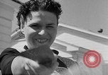 Standbild Louella Gallagher Messerwerfen Stunt Austin Texas USA, 1950, aus Sekunde 9 historischem Filmmaterial Videoclip 65675041468