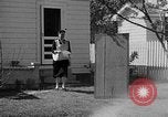 Standbild Louella Gallagher Messerwerfen Stunt Austin Texas USA, 1950, aus Sekunde 10 historischem Filmmaterial Videoclip 65675041468