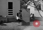 Standbild Louella Gallagher Messerwerfen Stunt Austin Texas USA, 1950, aus Sekunde 12 historischem Filmmaterial Videoclip 65675041468
