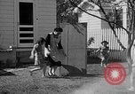 Standbild Louella Gallagher Messerwerfen Stunt Austin Texas USA, 1950, aus Sekunde 13 historischem Filmmaterial Videoclip 65675041468
