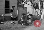 Standbild Louella Gallagher Messerwerfen Stunt Austin Texas USA, 1950, aus Sekunde 14 historischem Filmmaterial Videoclip 65675041468