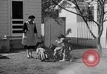 Standbild Louella Gallagher Messerwerfen Stunt Austin Texas USA, 1950, aus Sekunde 15 historischem Filmmaterial Videoclip 65675041468