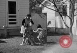 Standbild Louella Gallagher Messerwerfen Stunt Austin Texas USA, 1950, aus Sekunde 17 historischem Filmmaterial Videoclip 65675041468