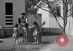 Standbild Louella Gallagher Messerwerfen Stunt Austin Texas USA, 1950, aus Sekunde 18 historischem Filmmaterial Videoclip 65675041468