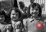 Standbild Louella Gallagher Messerwerfen Stunt Austin Texas USA, 1950, aus Sekunde 25 historischem Filmmaterial Videoclip 65675041468