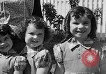 Standbild Louella Gallagher Messerwerfen Stunt Austin Texas USA, 1950, aus Sekunde 26 historischem Filmmaterial Videoclip 65675041468