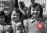 Standbild Louella Gallagher Messerwerfen Stunt Austin Texas USA, 1950, aus Sekunde 27 historischem Filmmaterial Videoclip 65675041468