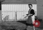 Standbild Louella Gallagher Messerwerfen Stunt Austin Texas USA, 1950, aus Sekunde 28 historischem Filmmaterial Videoclip 65675041468