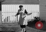Standbild Louella Gallagher Messerwerfen Stunt Austin Texas USA, 1950, aus Sekunde 29 historischem Filmmaterial Videoclip 65675041468