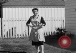 Standbild Louella Gallagher Messerwerfen Stunt Austin Texas USA, 1950, aus Sekunde 30 historischem Filmmaterial Videoclip 65675041468