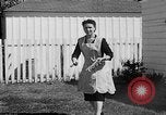 Standbild Louella Gallagher Messerwerfen Stunt Austin Texas USA, 1950, aus Sekunde 31 historischem Filmmaterial Videoclip 65675041468