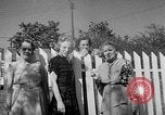 Standbild Louella Gallagher Messerwerfen Stunt Austin Texas USA, 1950, aus Sekunde 32 historischem Filmmaterial Videoclip 65675041468