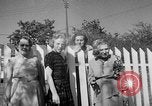 Standbild Louella Gallagher Messerwerfen Stunt Austin Texas USA, 1950, aus Sekunde 33 historischem Filmmaterial Videoclip 65675041468