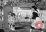 Standbild Louella Gallagher Messerwerfen Stunt Austin Texas USA, 1950, aus Sekunde 36 historischem Filmmaterial Videoclip 65675041468
