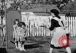 Standbild Louella Gallagher Messerwerfen Stunt Austin Texas USA, 1950, aus Sekunde 37 historischem Filmmaterial Videoclip 65675041468