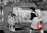 Standbild Louella Gallagher Messerwerfen Stunt Austin Texas USA, 1950, aus Sekunde 38 historischem Filmmaterial Videoclip 65675041468