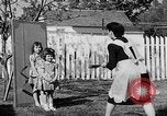 Standbild Louella Gallagher Messerwerfen Stunt Austin Texas USA, 1950, aus Sekunde 39 historischem Filmmaterial Videoclip 65675041468