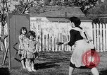 Standbild Louella Gallagher Messerwerfen Stunt Austin Texas USA, 1950, aus Sekunde 40 historischem Filmmaterial Videoclip 65675041468