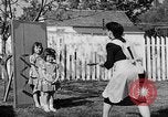 Standbild Louella Gallagher Messerwerfen Stunt Austin Texas USA, 1950, aus Sekunde 41 historischem Filmmaterial Videoclip 65675041468