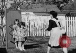 Standbild Louella Gallagher Messerwerfen Stunt Austin Texas USA, 1950, aus Sekunde 42 historischem Filmmaterial Videoclip 65675041468