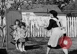 Standbild Louella Gallagher Messerwerfen Stunt Austin Texas USA, 1950, aus Sekunde 43 historischem Filmmaterial Videoclip 65675041468