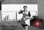 Standbild Louella Gallagher Messerwerfen Stunt Austin Texas USA, 1950, aus Sekunde 56 historischem Filmmaterial Videoclip 65675041468