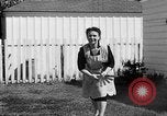 Standbild Louella Gallagher Messerwerfen Stunt Austin Texas USA, 1950, aus Sekunde 57 historischem Filmmaterial Videoclip 65675041468
