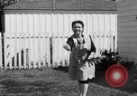 Standbild Louella Gallagher Messerwerfen Stunt Austin Texas USA, 1950, aus Sekunde 58 historischem Filmmaterial Videoclip 65675041468