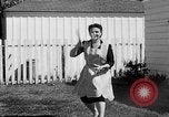 Standbild Louella Gallagher Messerwerfen Stunt Austin Texas USA, 1950, aus Sekunde 59 historischem Filmmaterial Videoclip 65675041468