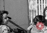 Standbild Louella Gallagher Messerwerfen Stunt Austin Texas USA, 1950, aus Sekunde 62 historischem Filmmaterial Videoclip 65675041468