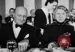 Standbild Evangeline Stand New York City USA, 1946, aus Sekunde 13 historischem Filmmaterial Videoclip 65675041469