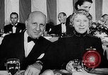 Standbild Evangeline Stand New York City USA, 1946, aus Sekunde 14 historischem Filmmaterial Videoclip 65675041469