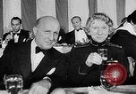 Standbild Evangeline Stand New York City USA, 1946, aus Sekunde 15 historischem Filmmaterial Videoclip 65675041469