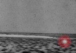 Standbild Rocket powered Sled Muroc California USA, 1948, aus Sekunde 56 historischem Filmmaterial Videoclip 65675041471